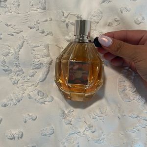 Viktor & Rolf Flowerbomb Used a couple of times. eau de parfum